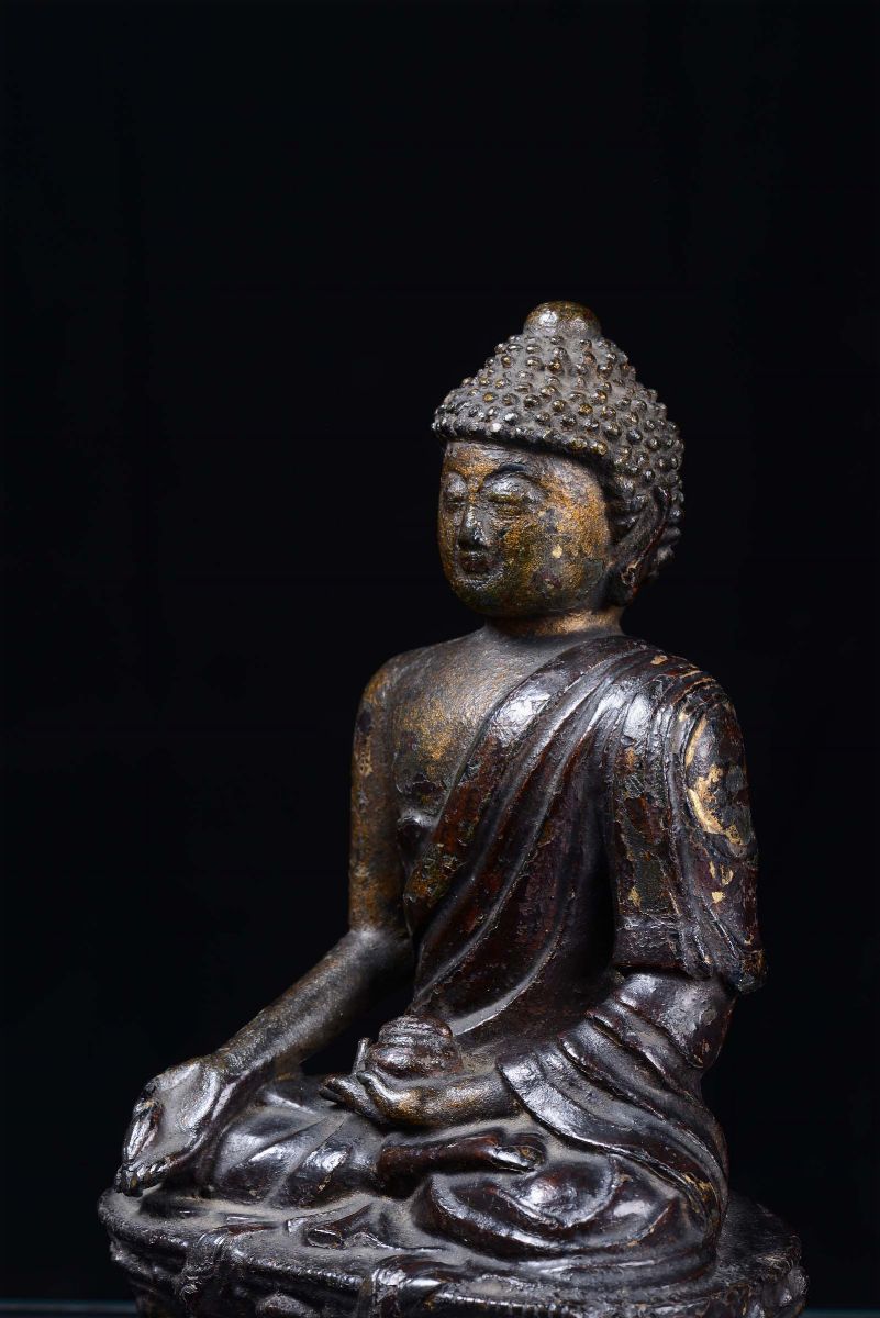 Buddha in Bronzo Brunito con Tracce di Cromie e Dorature a Freddo, Cina, Dinastia Ming, XVII Seco...