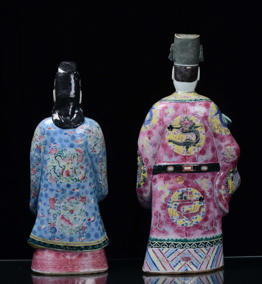Due Grandi Saggi in Porcellana Policroma nei Colori della Famiglia Rosa, Cina, Dinastia Qing Fine...