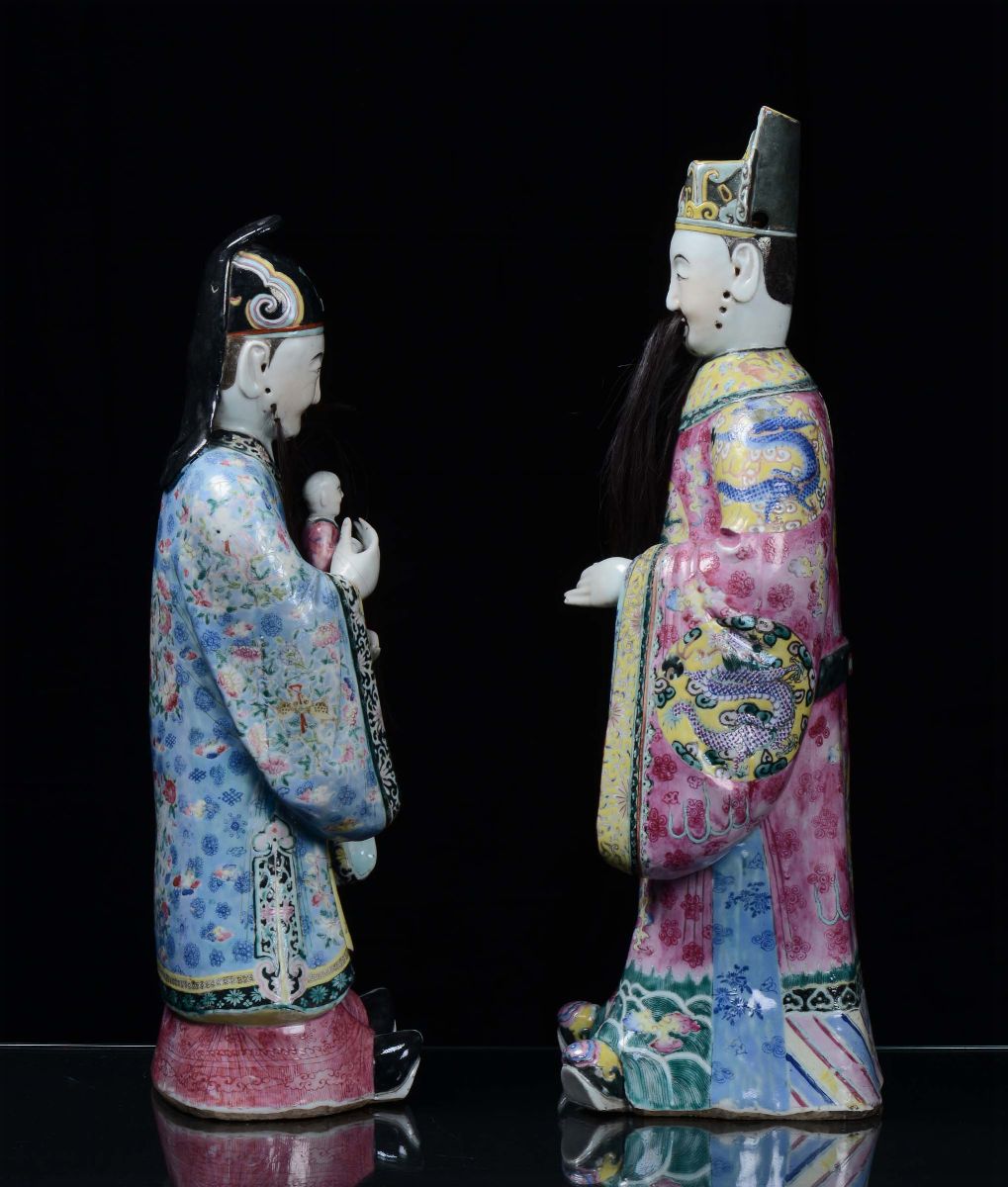 Due Grandi Saggi in Porcellana Policroma nei Colori della Famiglia Rosa, Cina, Dinastia Qing Fine...
