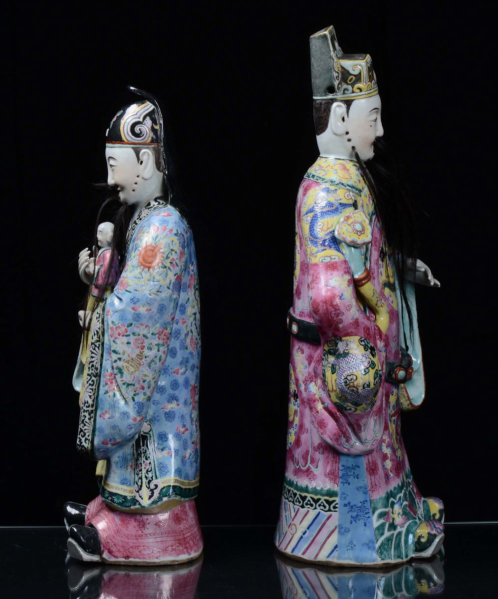 Due Grandi Saggi in Porcellana Policroma nei Colori della Famiglia Rosa, Cina, Dinastia Qing Fine...