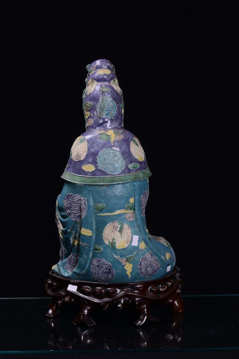 Grande Guanyin in Porcellana Policroma nei Colori della Famiglia Verde, Cina, Dianstia Qing, XIX ...