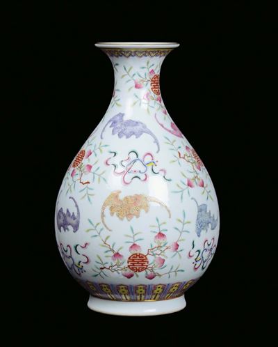 Vaso in Porcellana Policroma con Pipistrelli e Pesche, Cina, Dinastia Qing, Periodo Guangxu (1875...