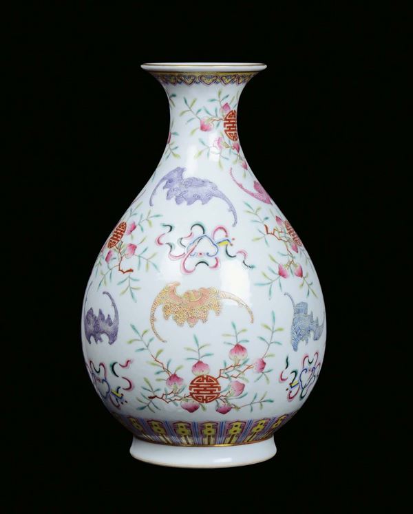 Vaso in porcellana policroma con pipistrelli e pesche, Cina, Dinastia Qing, Periodo Guangxu (1875-1908)