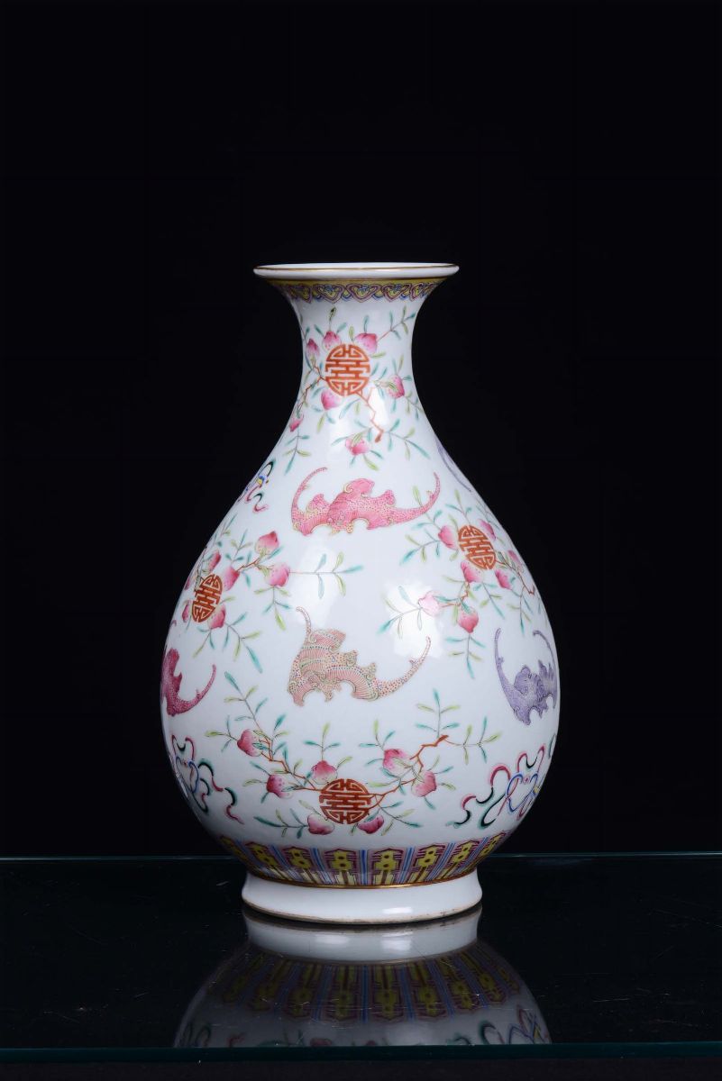 Vaso in Porcellana Policroma con Pipistrelli e Pesche, Cina, Dinastia Qing, Periodo Guangxu (1875...