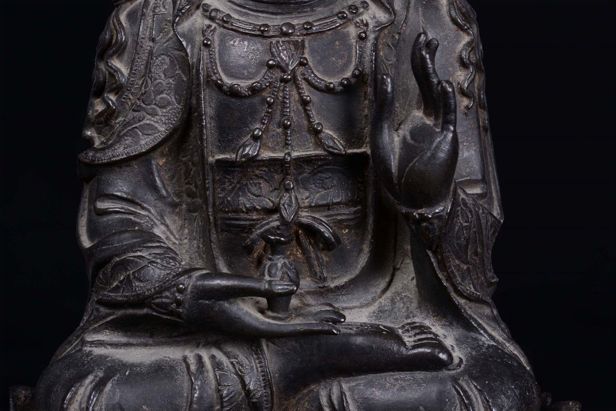 Buddha in Bronzo a Patina Scura, Cina, Dinastia Ming, XVII Secolo