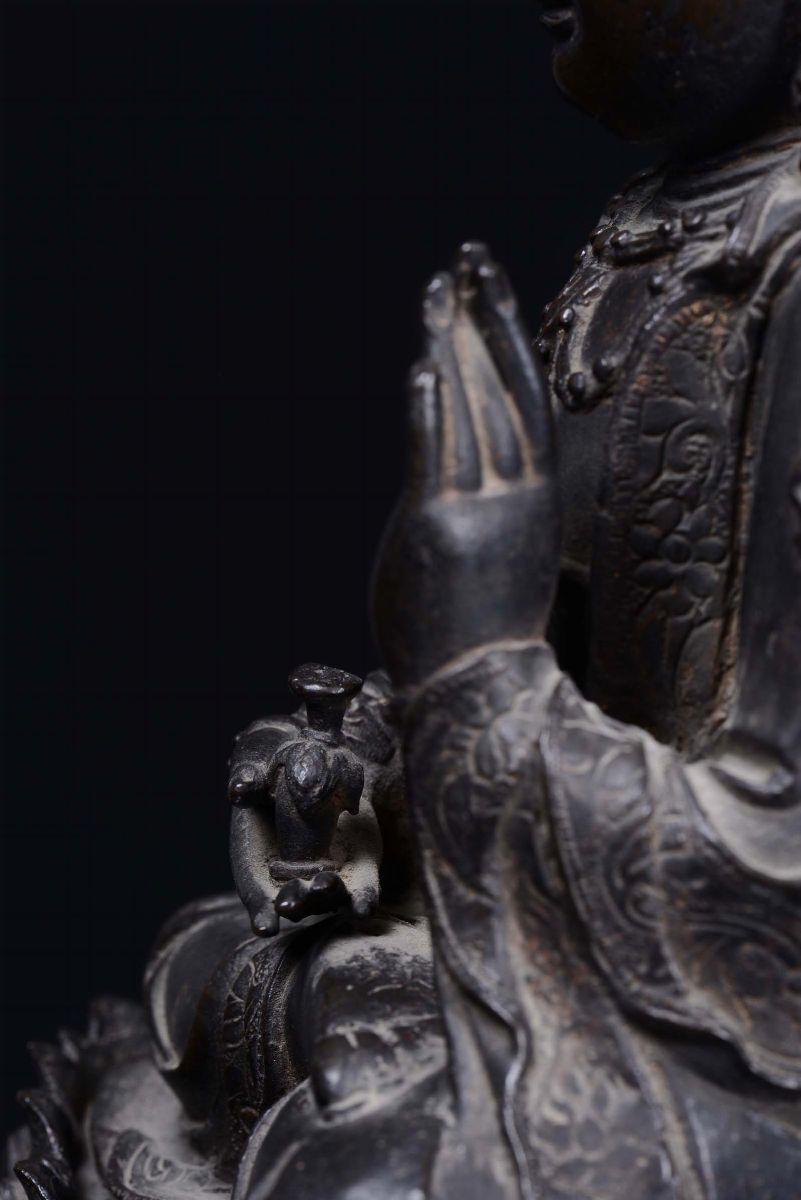 Buddha in Bronzo a Patina Scura, Cina, Dinastia Ming, XVII Secolo