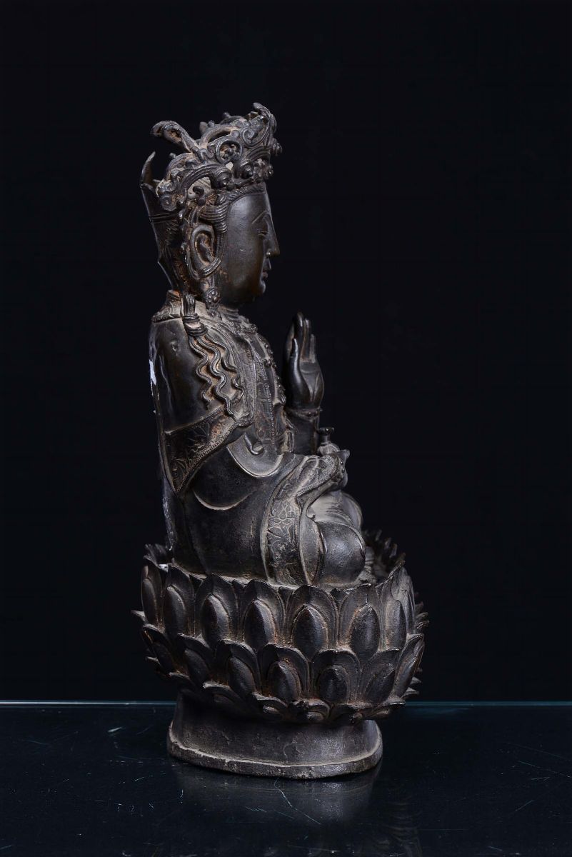 Buddha in Bronzo a Patina Scura, Cina, Dinastia Ming, XVII Secolo