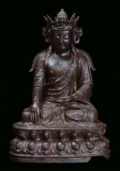 Buddha in Bronzo a Patina Scura con Lumeggiature in Oro, Cina, Dinastia Ming, XVII Secolo