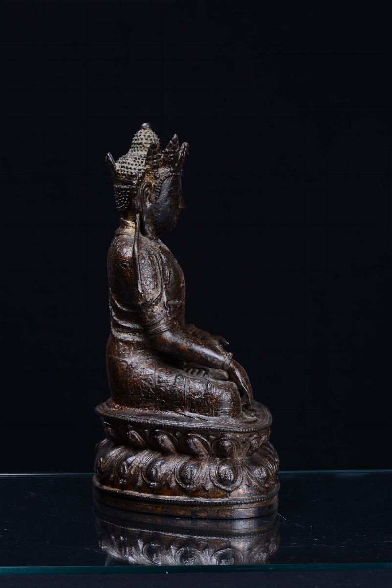 Buddha in Bronzo a Patina Scura con Lumeggiature in Oro, Cina, Dinastia Ming, XVII Secolo