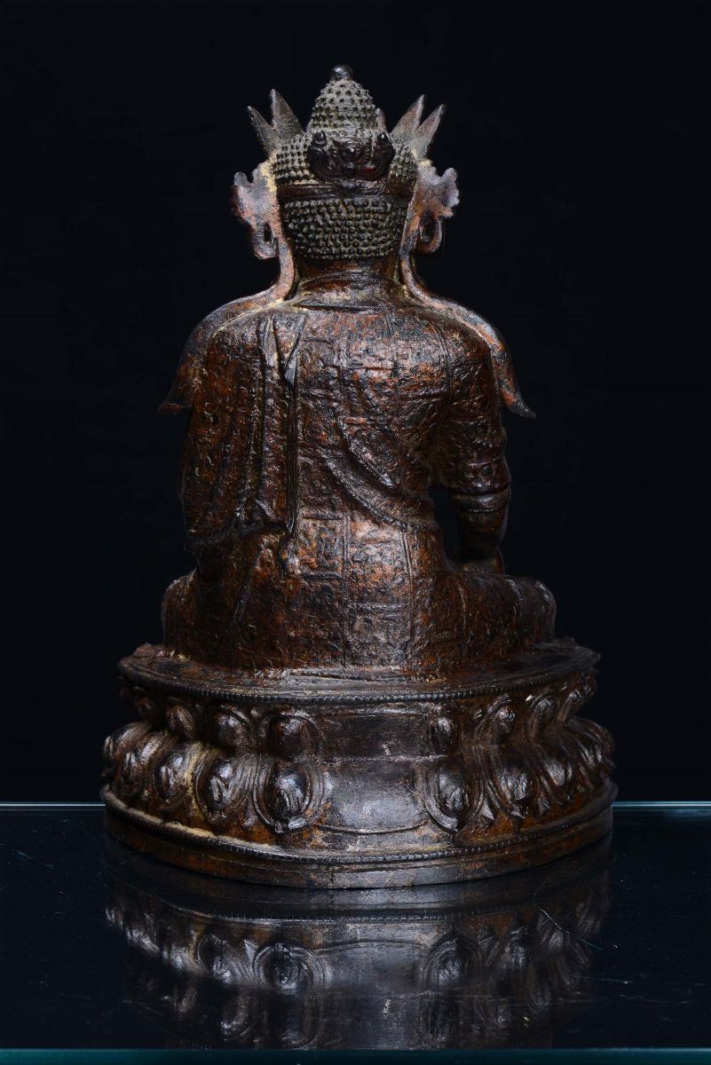 Buddha in Bronzo a Patina Scura con Lumeggiature in Oro, Cina, Dinastia Ming, XVII Secolo