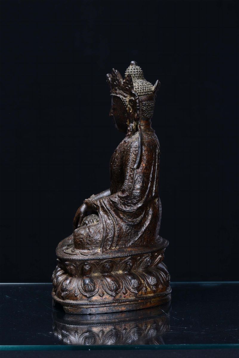 Buddha in Bronzo a Patina Scura con Lumeggiature in Oro, Cina, Dinastia Ming, XVII Secolo