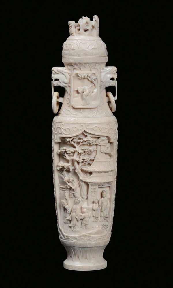 Vasetto in avorio finemente intagliato con figure orientali femminili, Cina, Dinastia Qing, XIX secolo