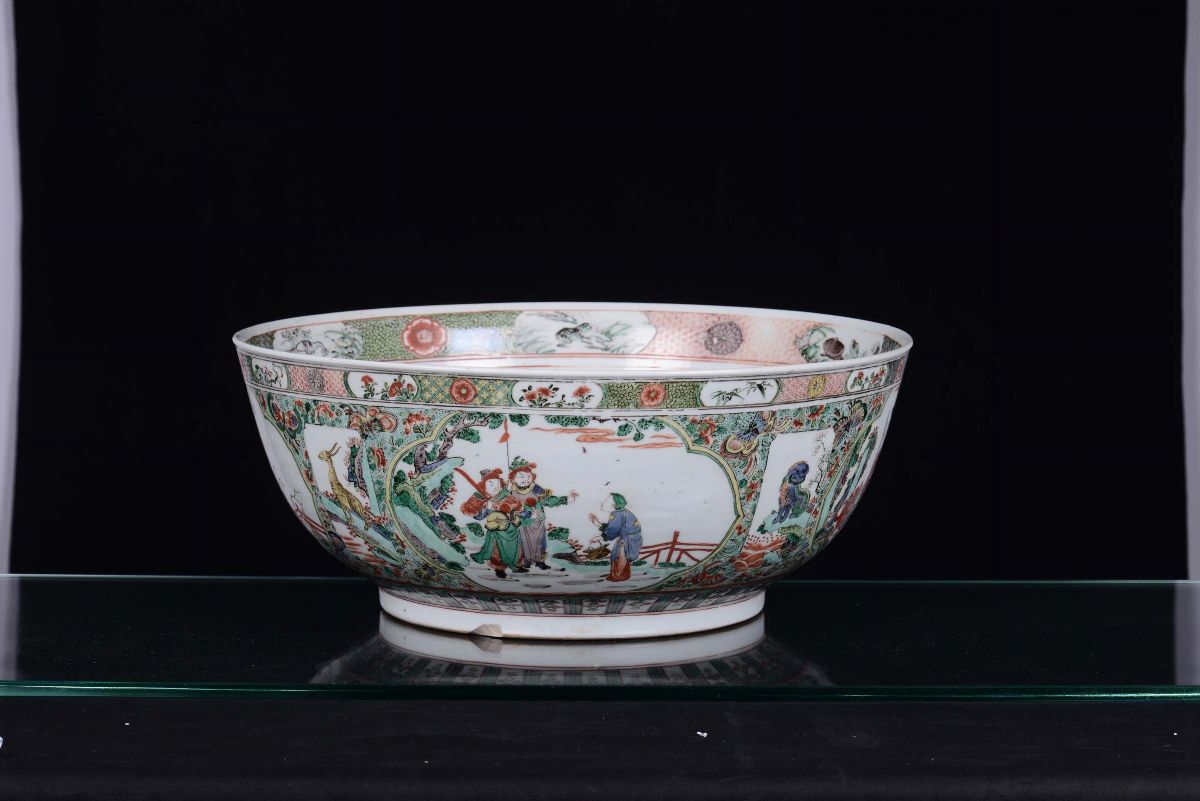 Grande Ciotola in Porcellana Famiglia Verde con Personaggi, Cina, Dinastia Qing, Epoca Kangxi (16...