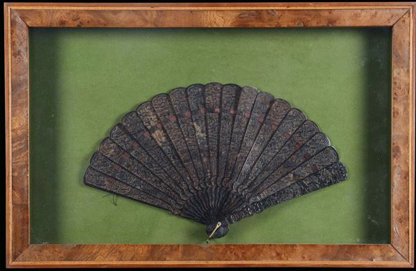 Ventaglio in tartaruga finemente intagliato, Cina, Canton, Dinastia Qing, XIX secolo