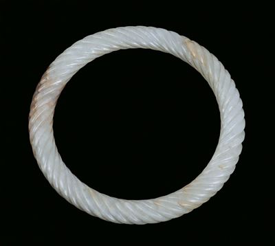 Bracciale a Torciglione in Giada Bianca e Russet, Cina, Dinastia Qing, XIX Secolo
