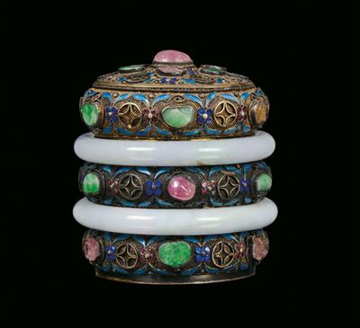 Scatolina in Argento, Smalti e Pietre Dure e Anelli in Giada Bianca, Cina, Dinastia Qing, XIX Sec...