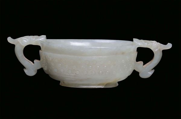 Coppa a due manici in giada bianca di forma arcaica, Cina, Dinastia Qing, XVIII secolo