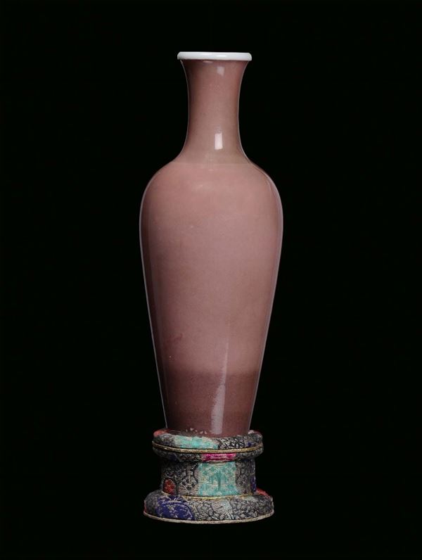 A small peach flower monochrome porcelain vase, China, Qing Dynasty, 19th centuryapocryphal Kangxi mark, fabric base