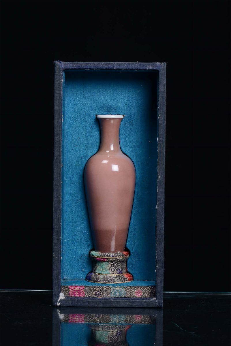 Vasetto in Porcellana Monocroma con Decoro a Fiore di Pesco, Cina, Dinastia Qing, XIX Secolo