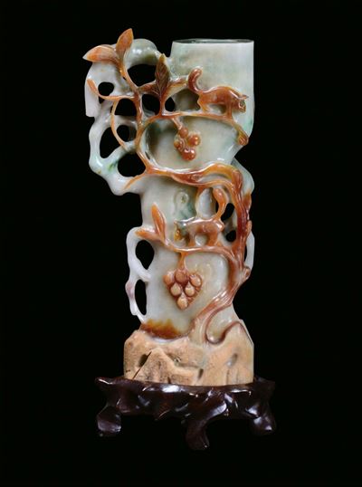 Vasetto Verde e Russet in Giadeite Scolpito con Uccellini e Scoiattoli, Cina, XX Secolo