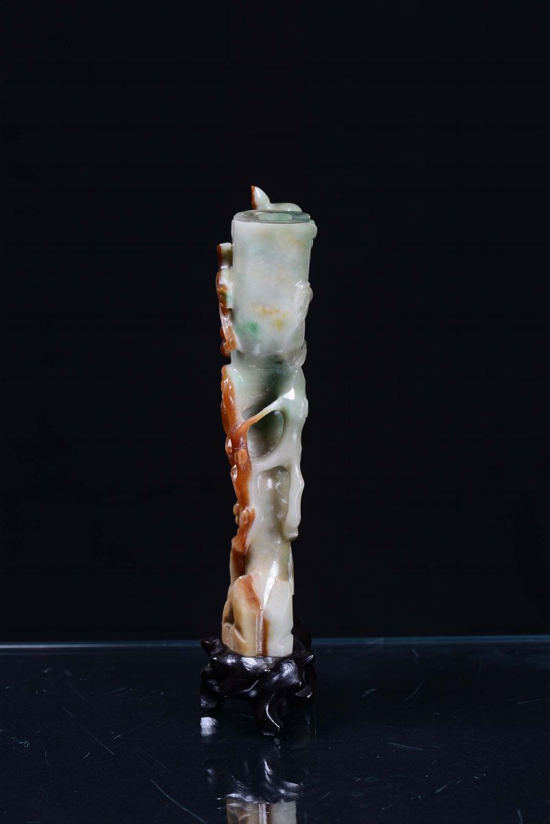 Vasetto Verde e Russet in Giadeite Scolpito con Uccellini e Scoiattoli, Cina, XX Secolo
