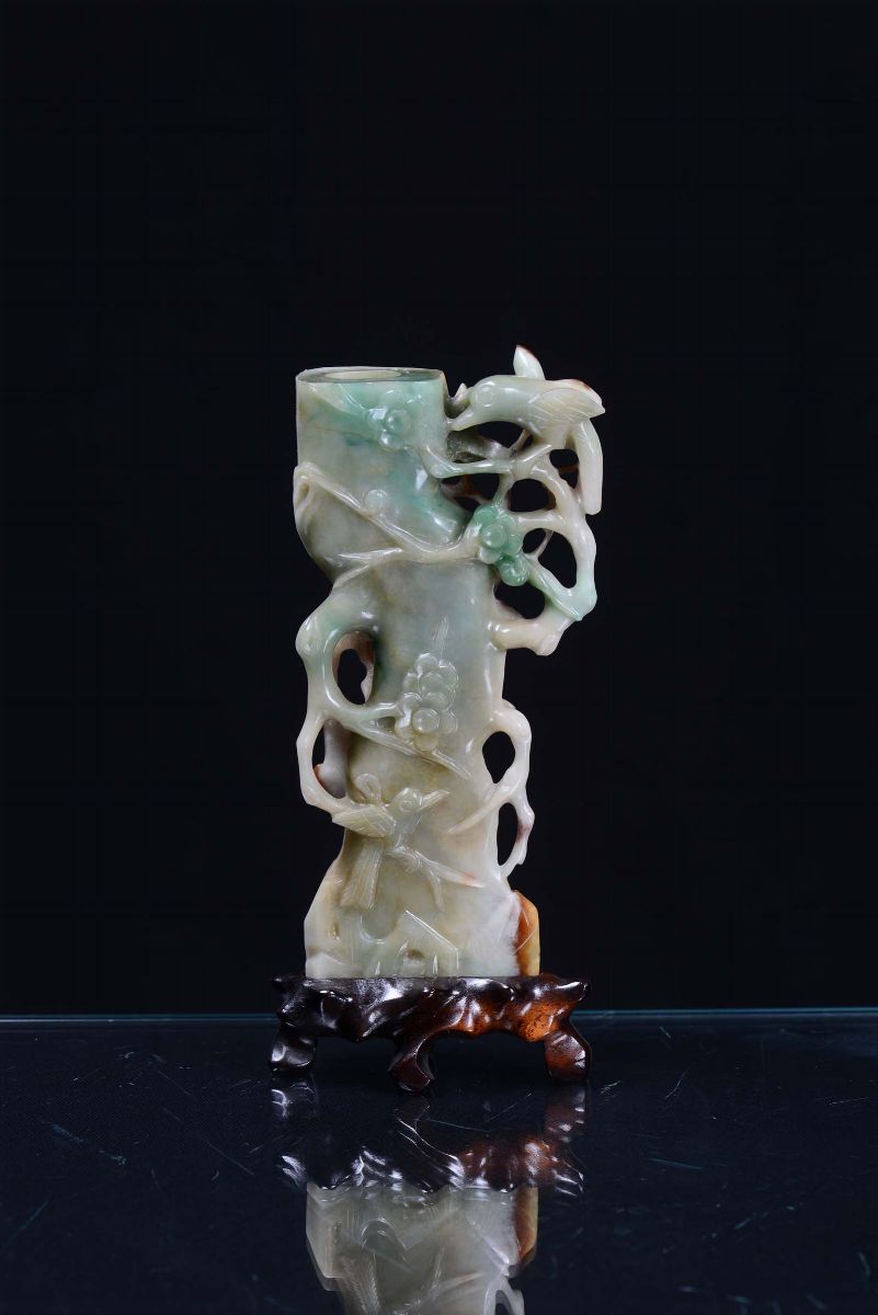 Vasetto Verde e Russet in Giadeite Scolpito con Uccellini e Scoiattoli, Cina, XX Secolo
