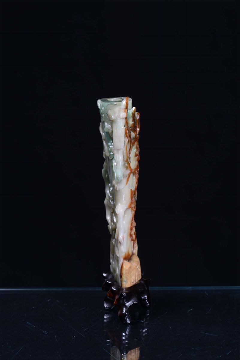 Vasetto Verde e Russet in Giadeite Scolpito con Uccellini e Scoiattoli, Cina, XX Secolo