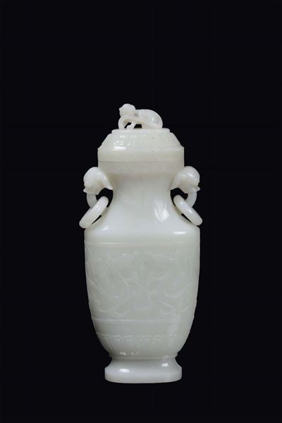 Bel Vaso in Giada Bianca Inciso a Draghi e Coperchio con Cane di Pho, Cina, Dinastia Qing, XIX Se...