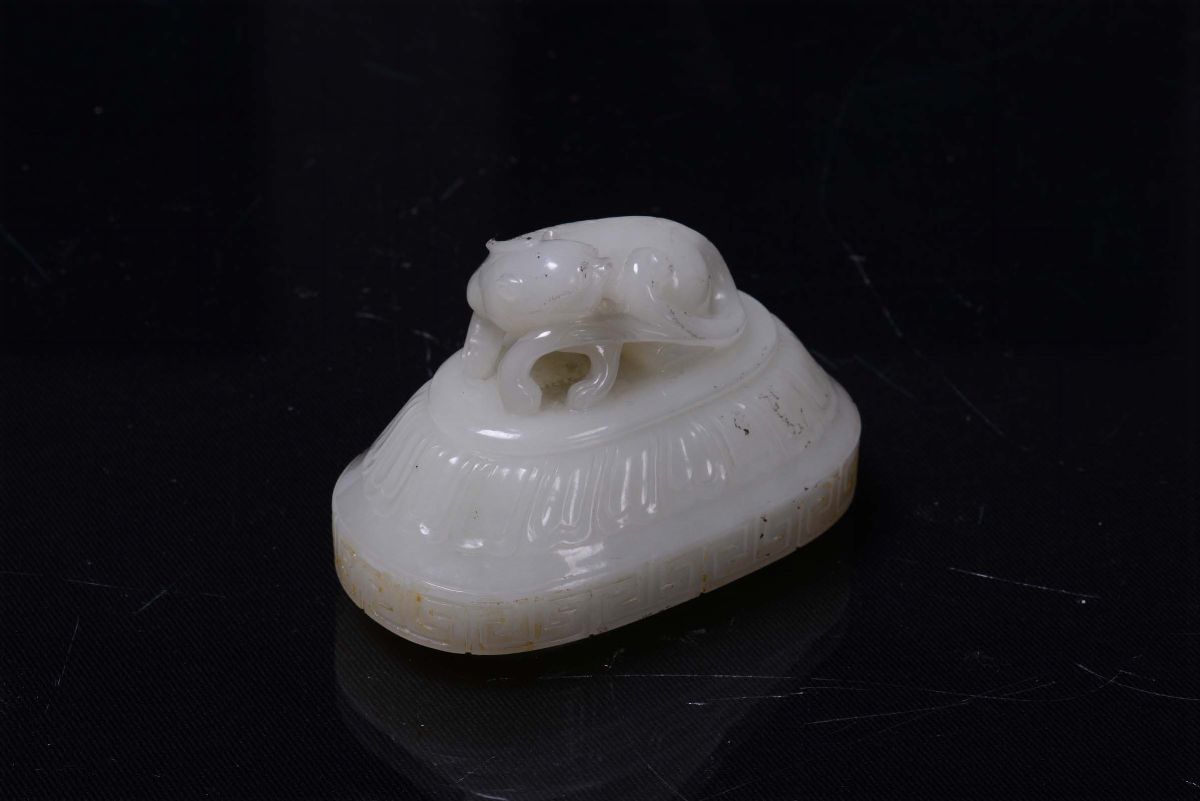 Bel Vaso in Giada Bianca Inciso a Draghi e Coperchio con Cane di Pho, Cina, Dinastia Qing, XIX Se...