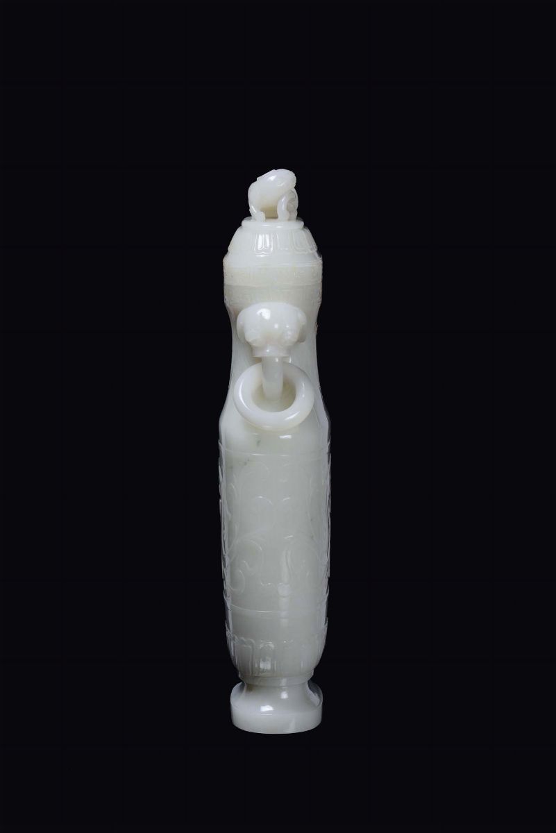 Bel Vaso in Giada Bianca Inciso a Draghi e Coperchio con Cane di Pho, Cina, Dinastia Qing, XIX Se...