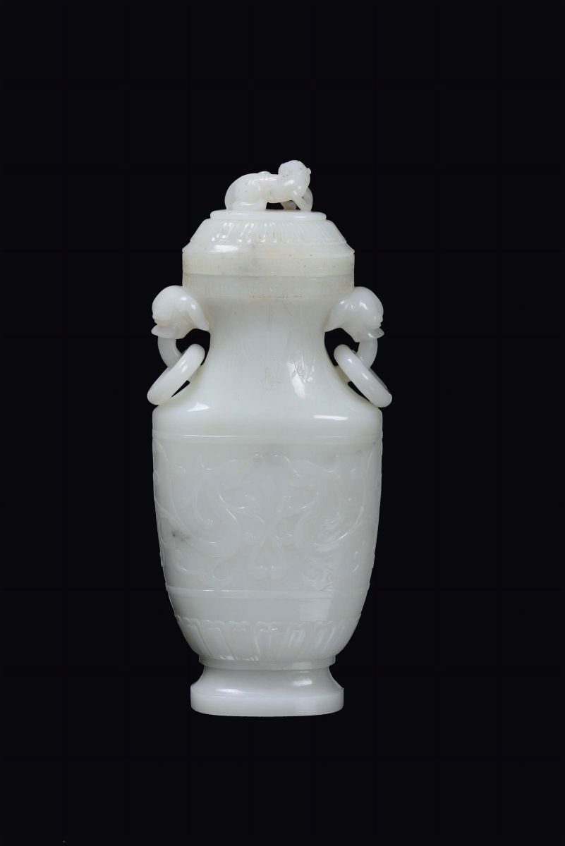 Bel Vaso in Giada Bianca Inciso a Draghi e Coperchio con Cane di Pho, Cina, Dinastia Qing, XIX Se...