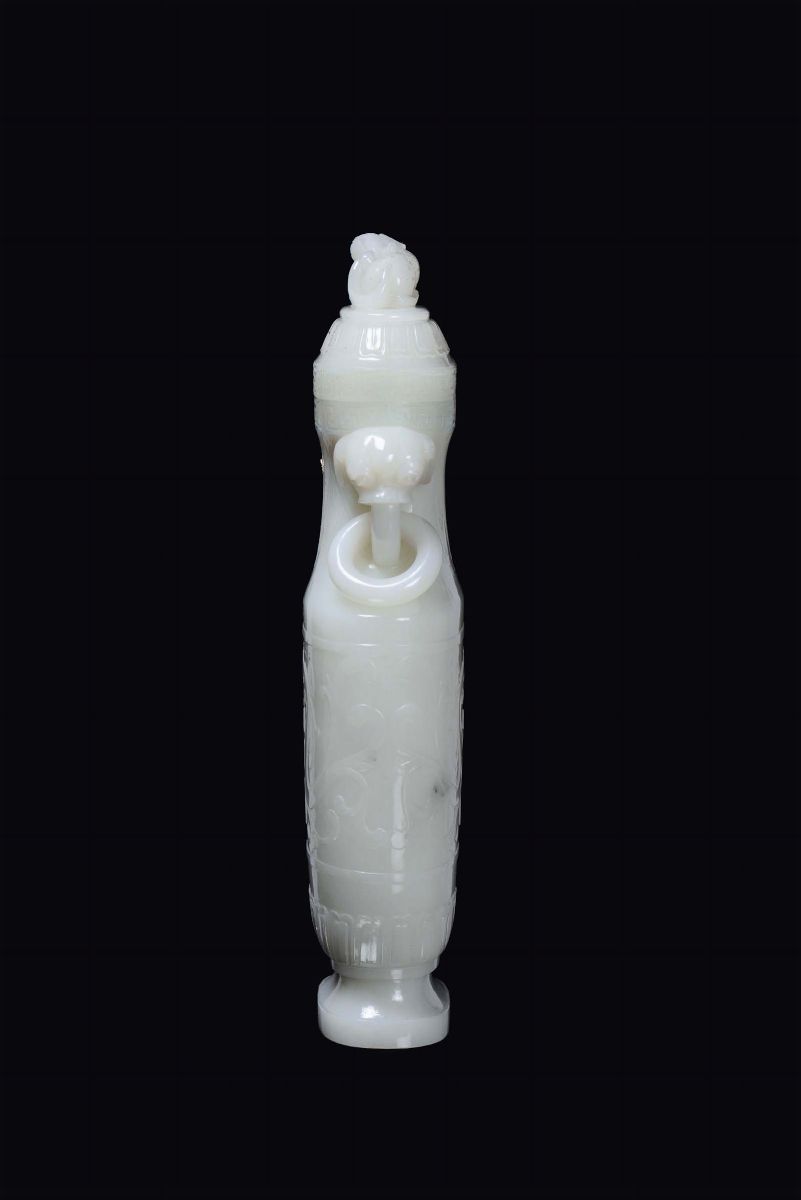 Bel Vaso in Giada Bianca Inciso a Draghi e Coperchio con Cane di Pho, Cina, Dinastia Qing, XIX Se...