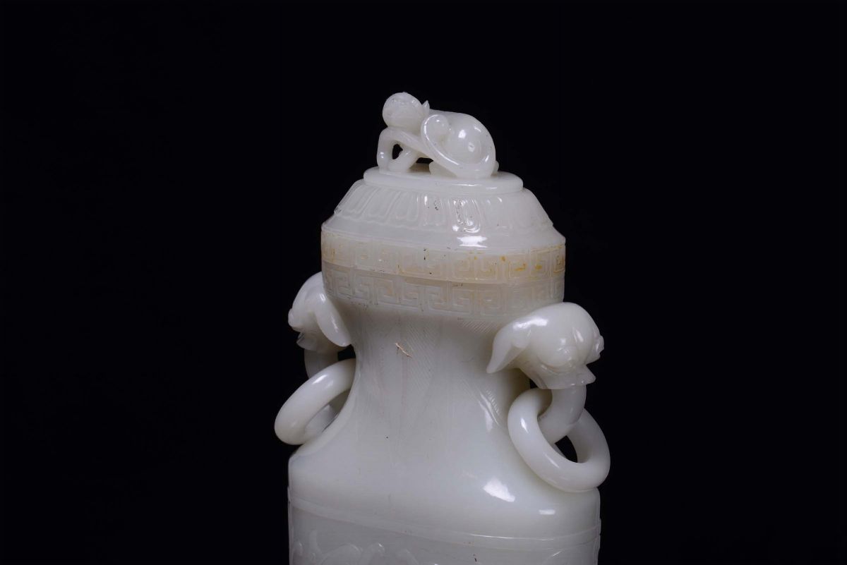 Bel Vaso in Giada Bianca Inciso a Draghi e Coperchio con Cane di Pho, Cina, Dinastia Qing, XIX Se...