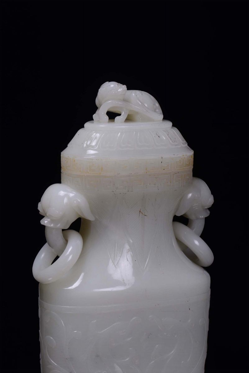 Bel Vaso in Giada Bianca Inciso a Draghi e Coperchio con Cane di Pho, Cina, Dinastia Qing, XIX Se...