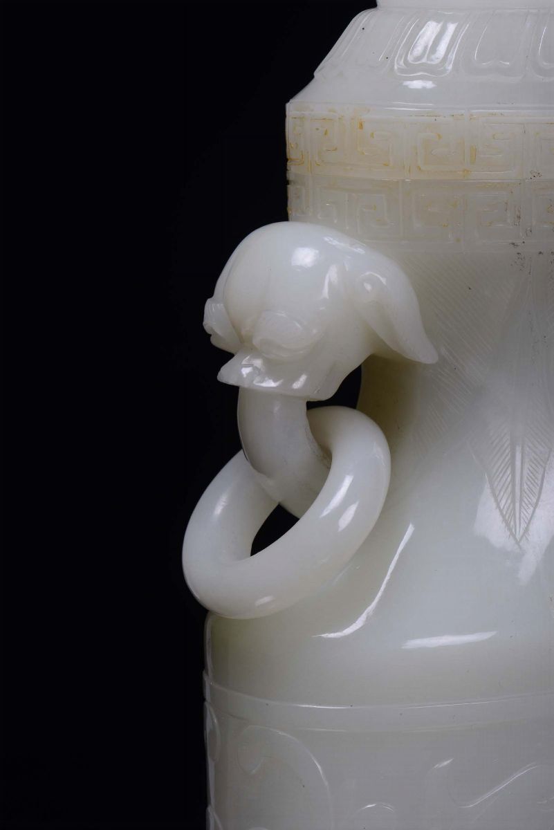 Bel Vaso in Giada Bianca Inciso a Draghi e Coperchio con Cane di Pho, Cina, Dinastia Qing, XIX Se...