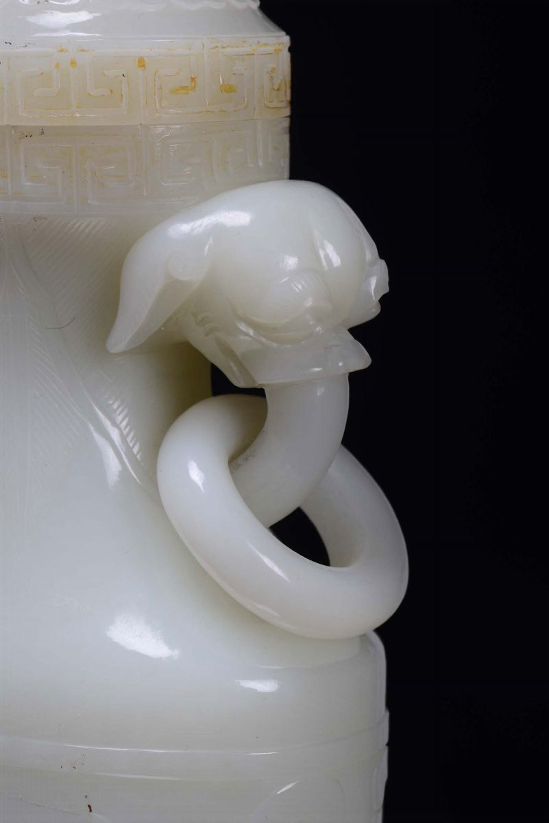 Bel Vaso in Giada Bianca Inciso a Draghi e Coperchio con Cane di Pho, Cina, Dinastia Qing, XIX Se...