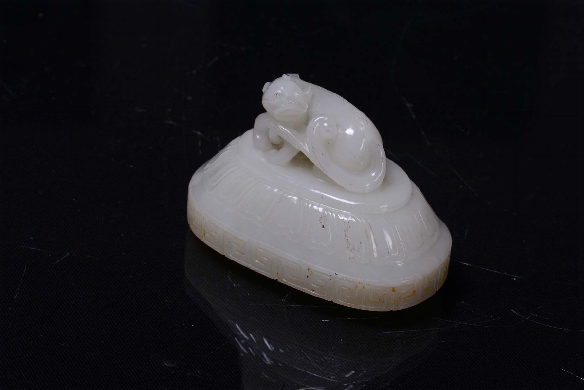Bel Vaso in Giada Bianca Inciso a Draghi e Coperchio con Cane di Pho, Cina, Dinastia Qing, XIX Se...