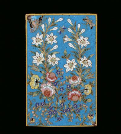 Placca in Bronzo Dorato e Smalti Cloisonné a Motivo Floreale e Farfalle, Cina, Dinastia Qing, Per...