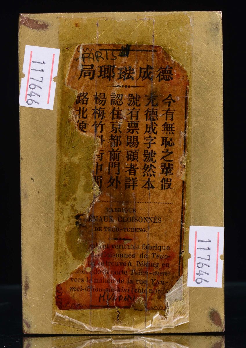 Placca in Bronzo Dorato e Smalti Cloisonné a Motivo Floreale e Farfalle, Cina, Dinastia Qing, Per...