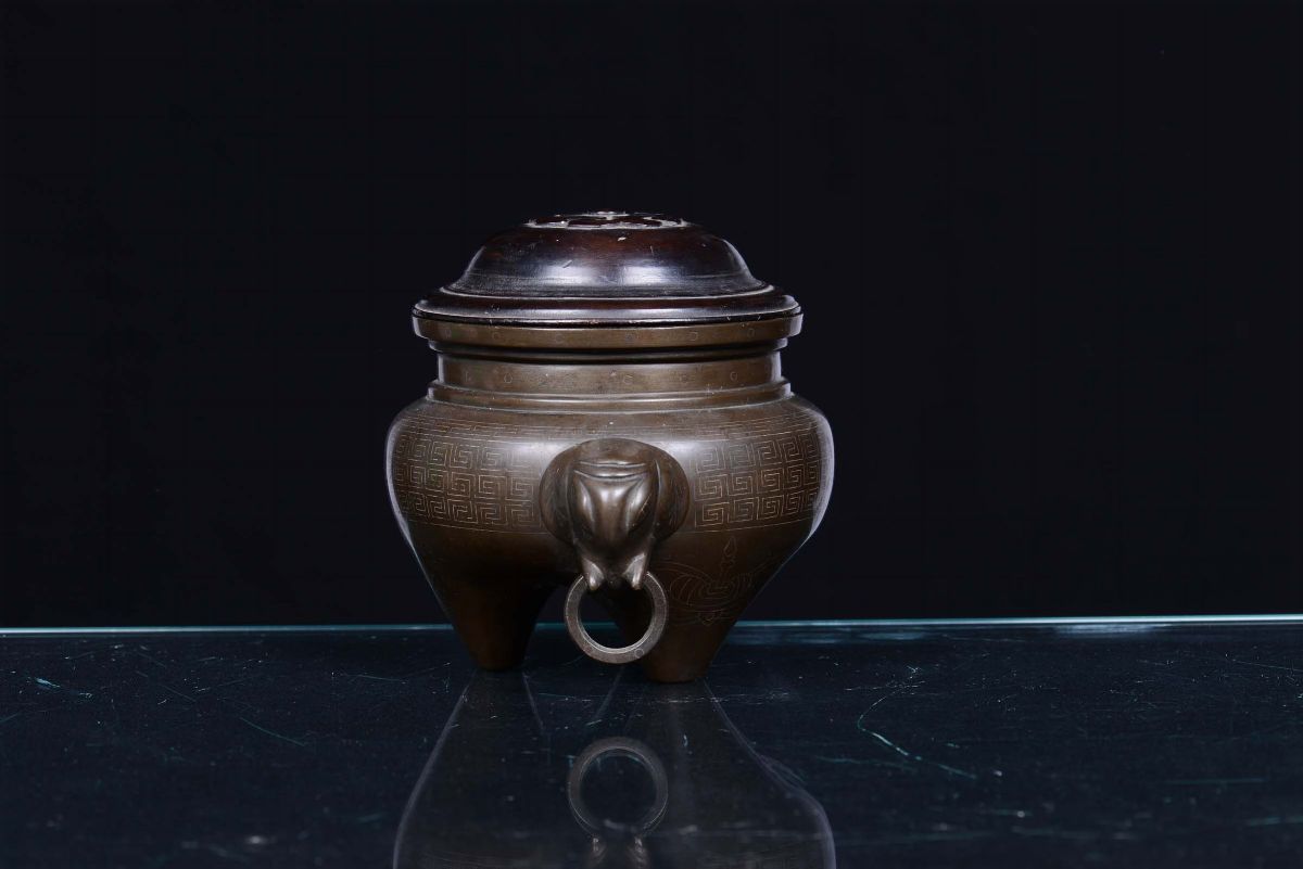 Incensiere in Bronzo con Coperchio in Legno e Manici a Testa di Elefante, Cina, Dinastia Qing, XV...
