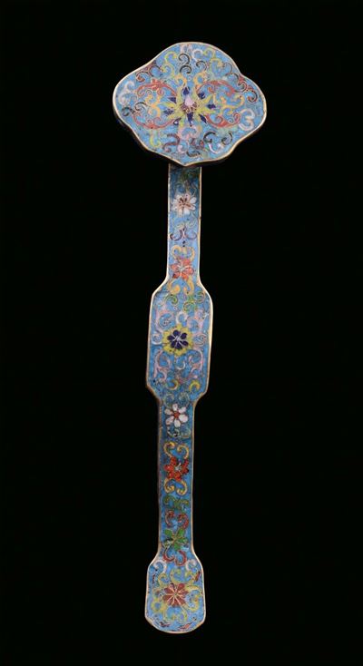 Ruyi Cloisonné Decorato a Motivo Floreale, Cina, Dinastia Qing, Periodo Qianlong (1736-1795)