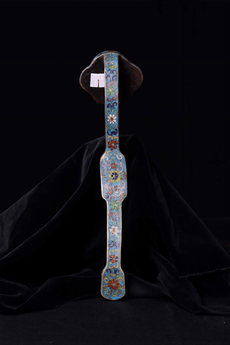 Ruyi Cloisonné Decorato a Motivo Floreale, Cina, Dinastia Qing, Periodo Qianlong (1736-1795)