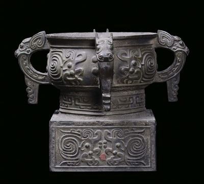 Vaso in Bronzo di Forma Arcaica con Prese con Teste di Animali Fantastici, Cina, Dinastia Ming o ...
