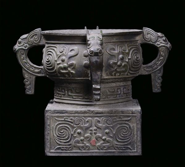 Vaso in bronzo di forma  arcaica con prese con teste di animali fantastici, Cina, Dinastia Ming o precedente