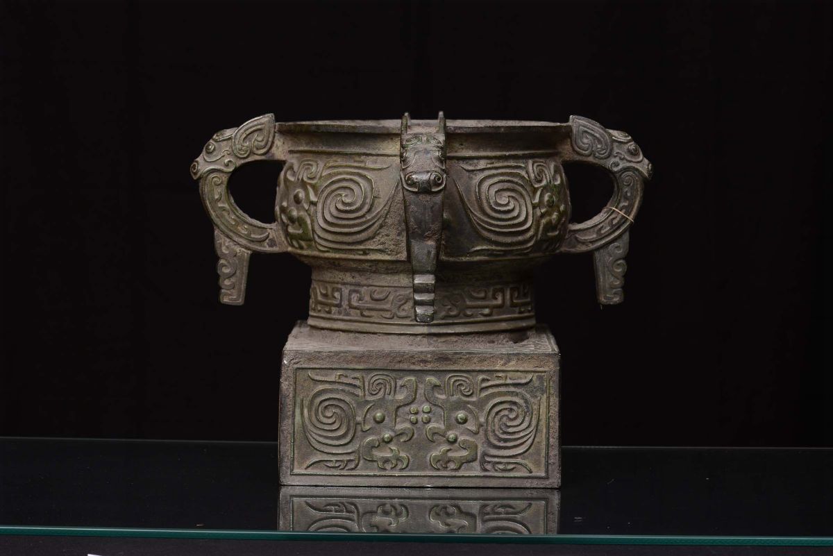 Vaso in Bronzo di Forma Arcaica con Prese con Teste di Animali Fantastici, Cina, Dinastia Ming o ...