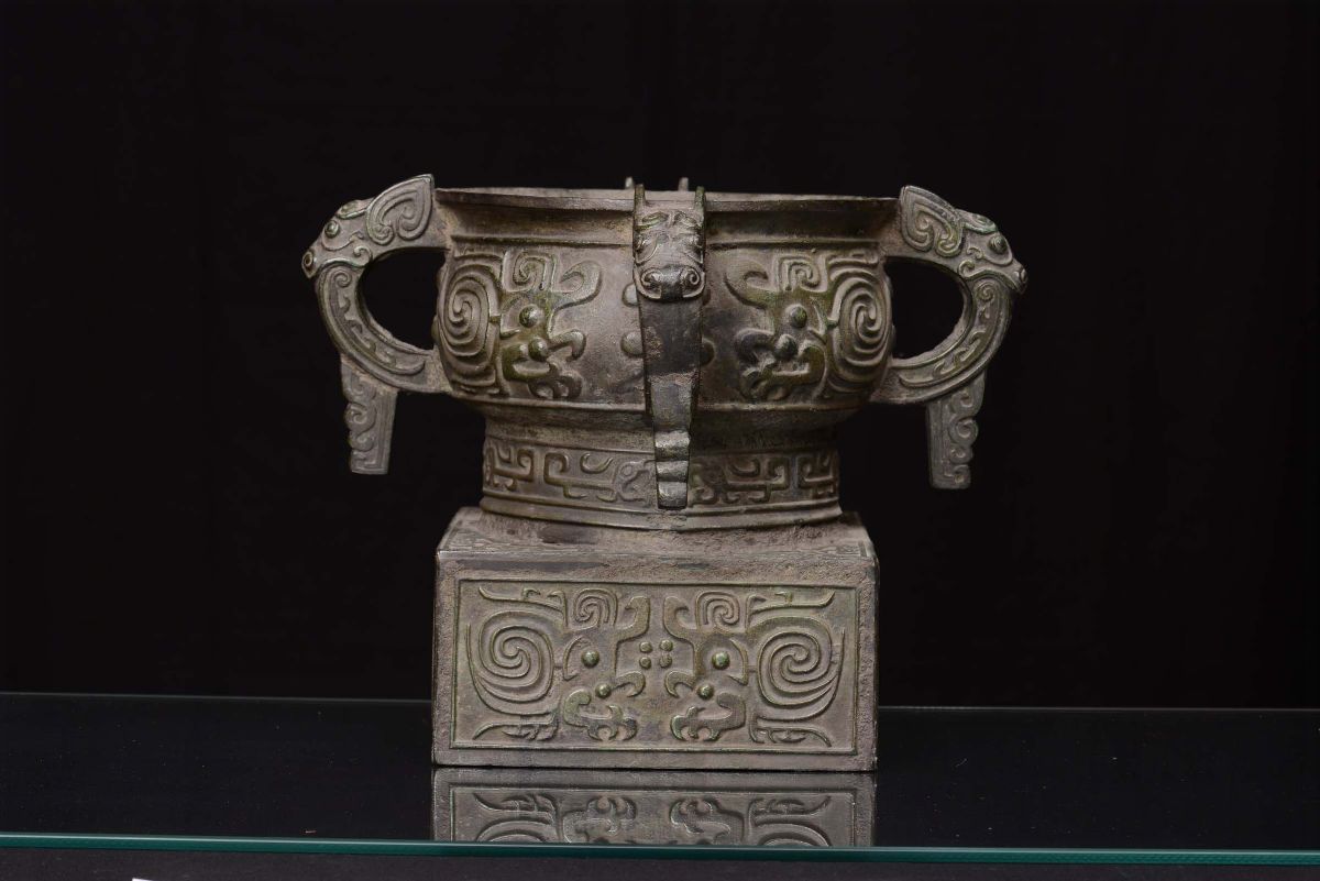 Vaso in Bronzo di Forma Arcaica con Prese con Teste di Animali Fantastici, Cina, Dinastia Ming o ...