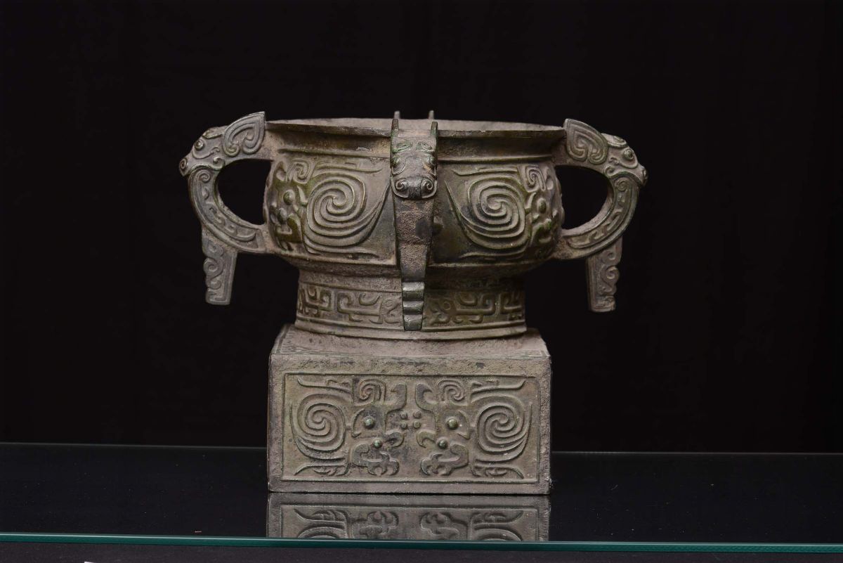 Vaso in Bronzo di Forma Arcaica con Prese con Teste di Animali Fantastici, Cina, Dinastia Ming o ...