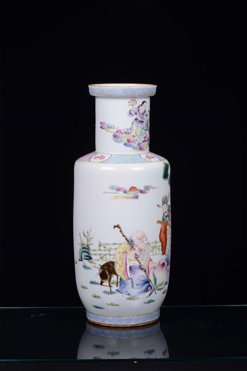 Vaso Ruleau in Porcellana Policroma Decorato con Figure, Cina, Dinastia Qing, XIX Secolo