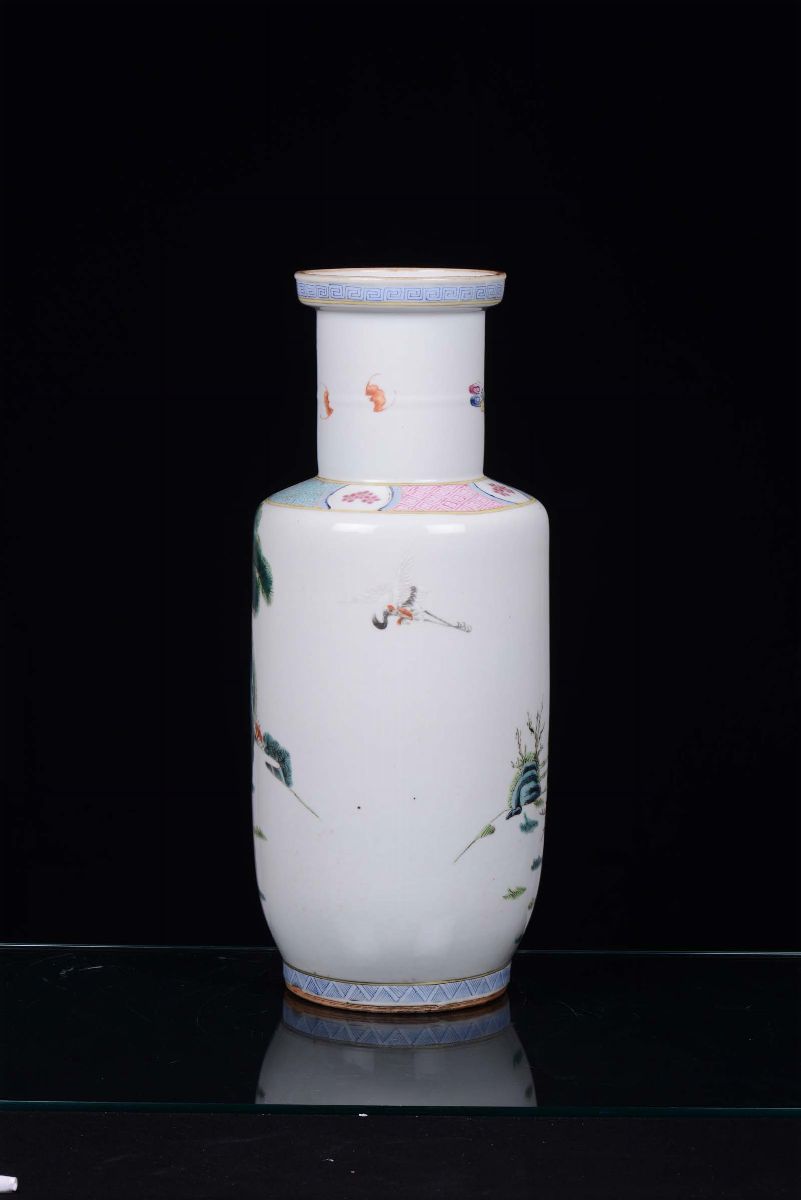 Vaso Ruleau in Porcellana Policroma Decorato con Figure, Cina, Dinastia Qing, XIX Secolo