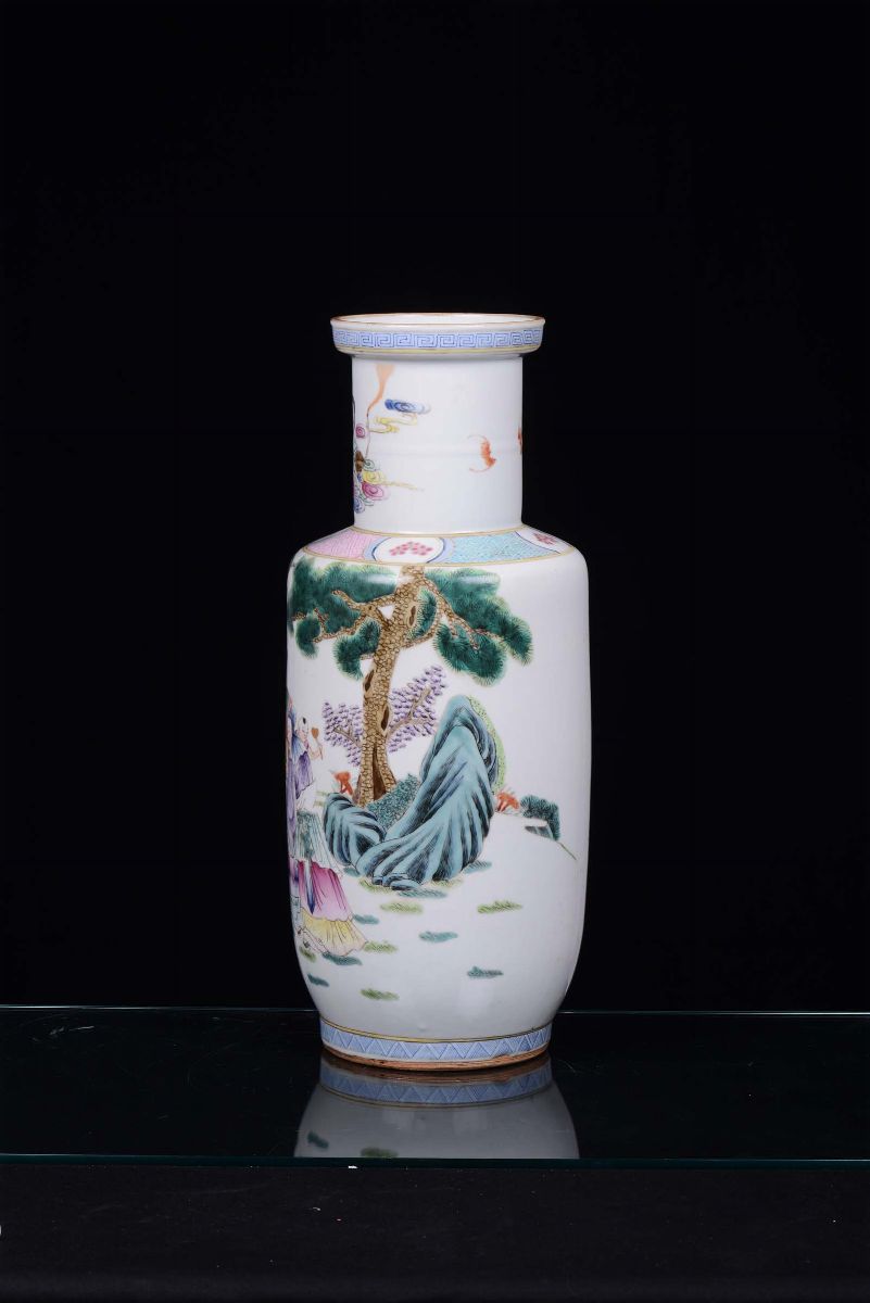 Vaso Ruleau in Porcellana Policroma Decorato con Figure, Cina, Dinastia Qing, XIX Secolo